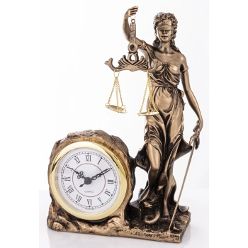 Figura Temida Z Zegarem
