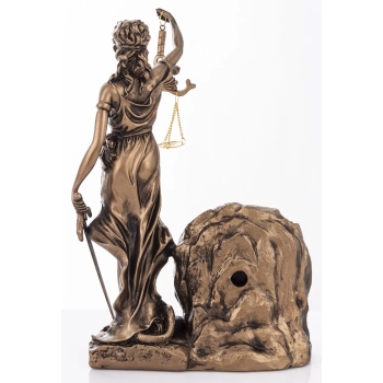 Figura Temida Z Zegarem