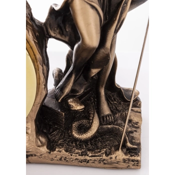 Figura Temida Z Zegarem